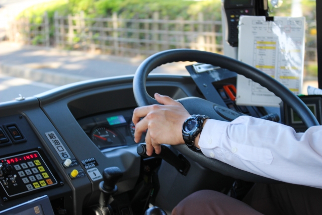 一般貨物自動車運送事業のバス・運送業の運転席イメージ