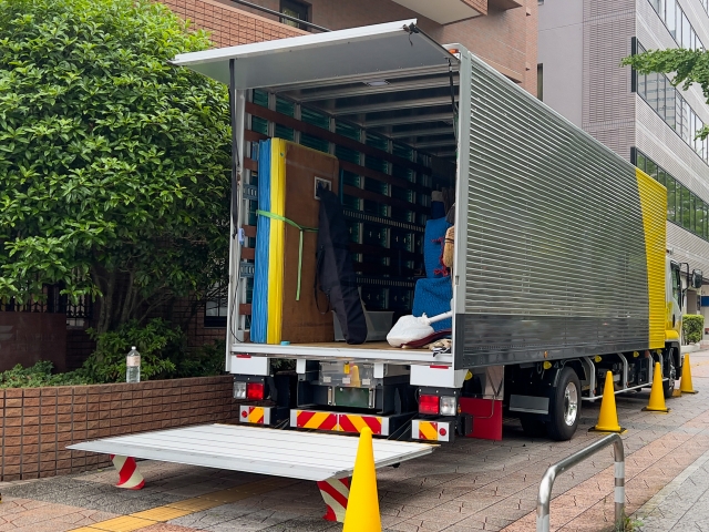 ールゲートリフターを使って荷役しているトラック