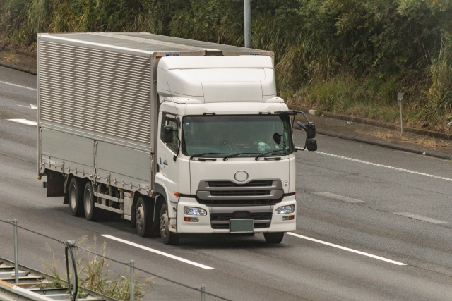 高速道路を走行する大型トラック