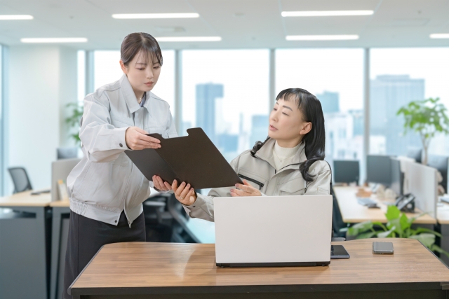 資格証・書類・図面などを確認している技術者
